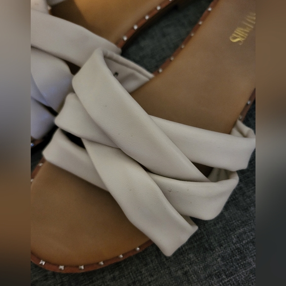 Dream Pairs Cream Sandals Size 11 - Picture 3 of 4